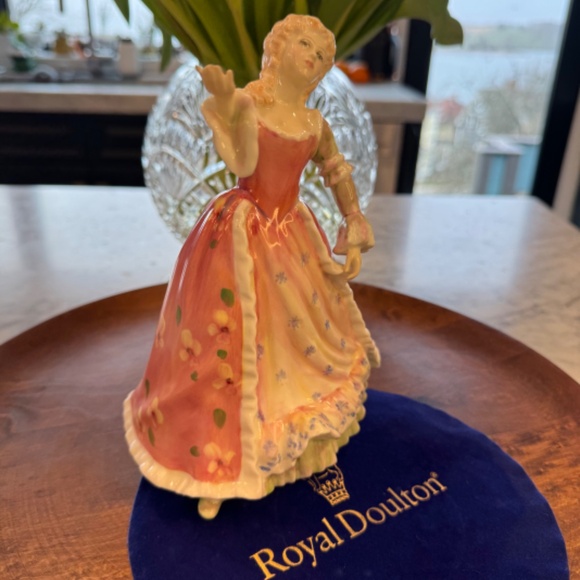 Royal Doulton Pretty Ladies Figurine "Caroline" HN3694. - Picture 6 of 8